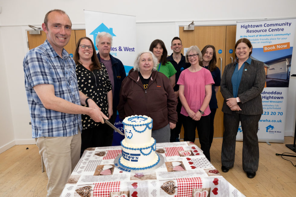 Group photo cutting cake